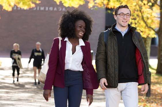 两名学生走在布赖恩特大学外的小路上.