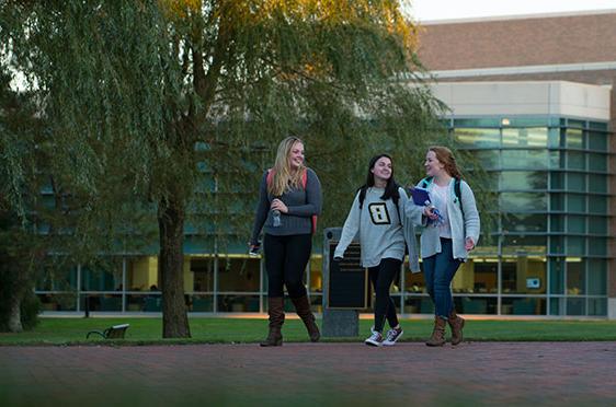 一群三名女学生走在乔治E. 全球十大赌博靠谱的平台大学贝罗信息与技术中心.